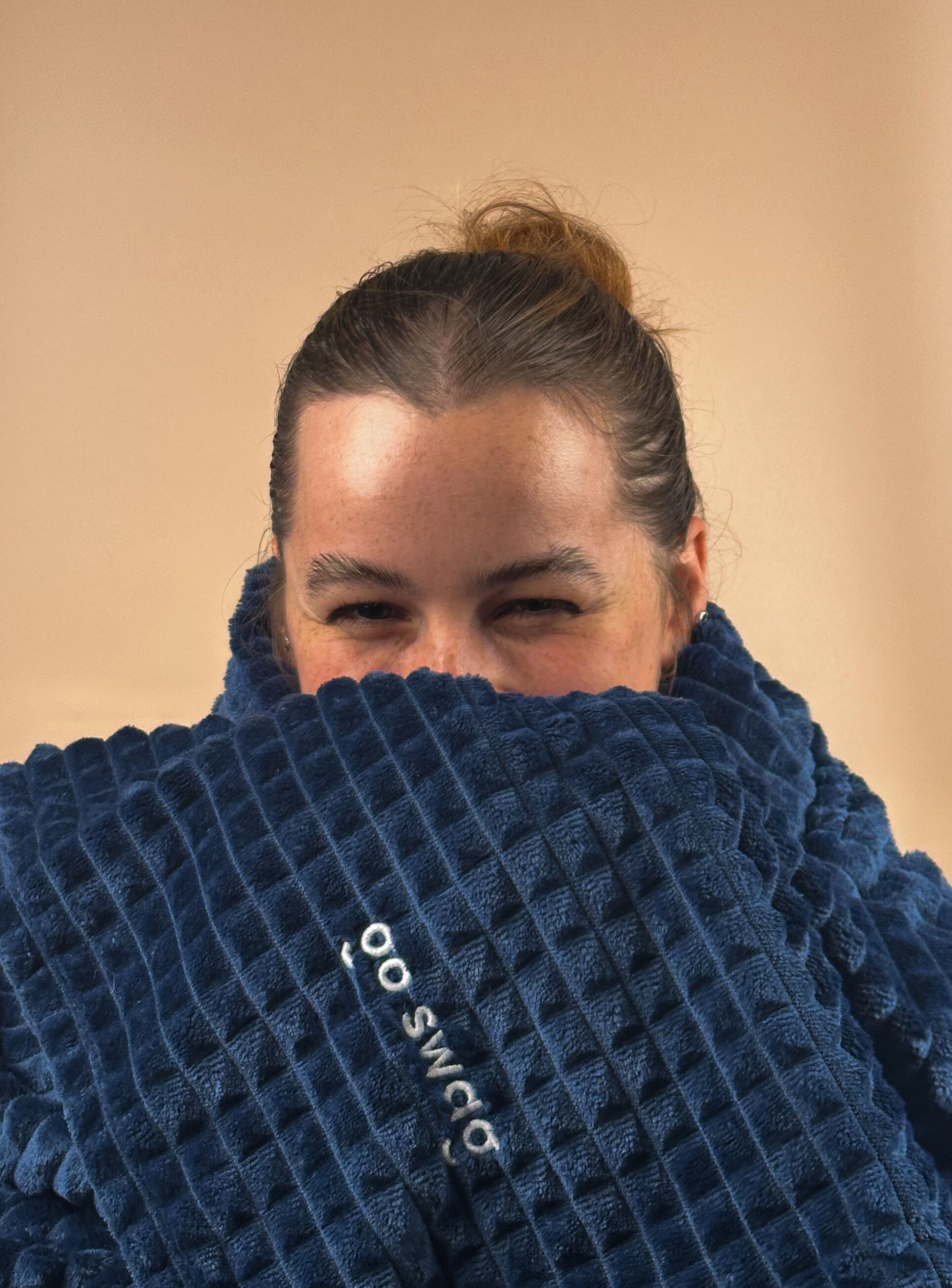 Women wrapped up in navy Vinga Branson Blanket